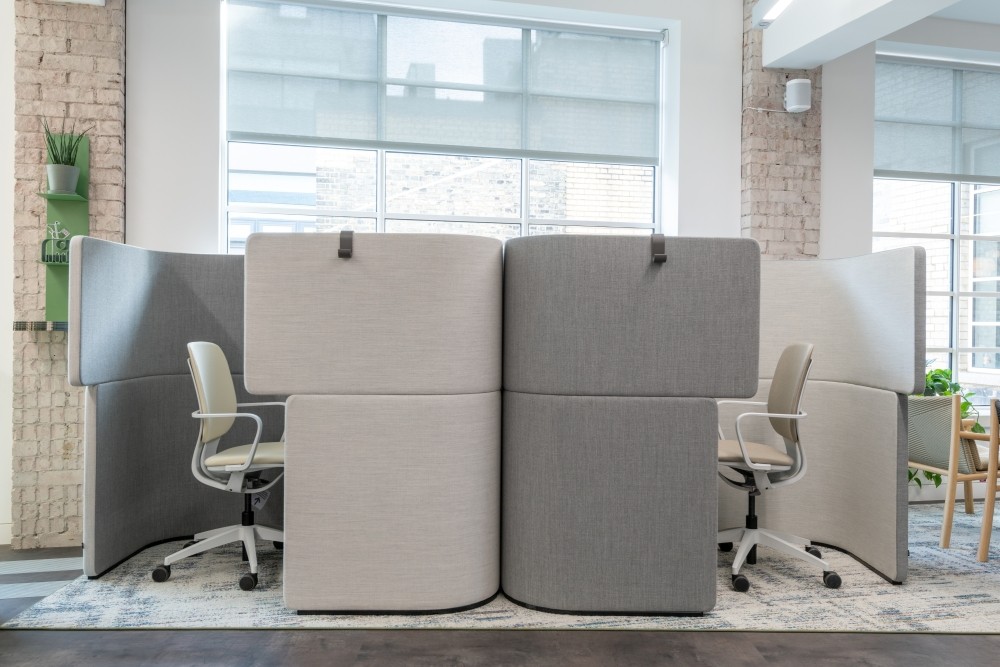 Mobile Raumteiler können Rückzugspunkte schaffen. Abbildung: Marek Sikora, Office Curator