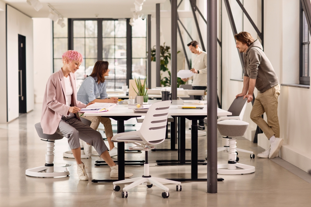 Sich intuitiv bewegen, spontan und nebenbei: Bürostühle mit entsprechender Technik fördern Gesundheit und Kreativität. Abbildung: DJD, Aeris