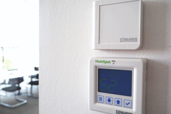 Digitale Hygrometer steuern die optimale Luftfeuchte bei se-austria. Abbildung: Condair Systems