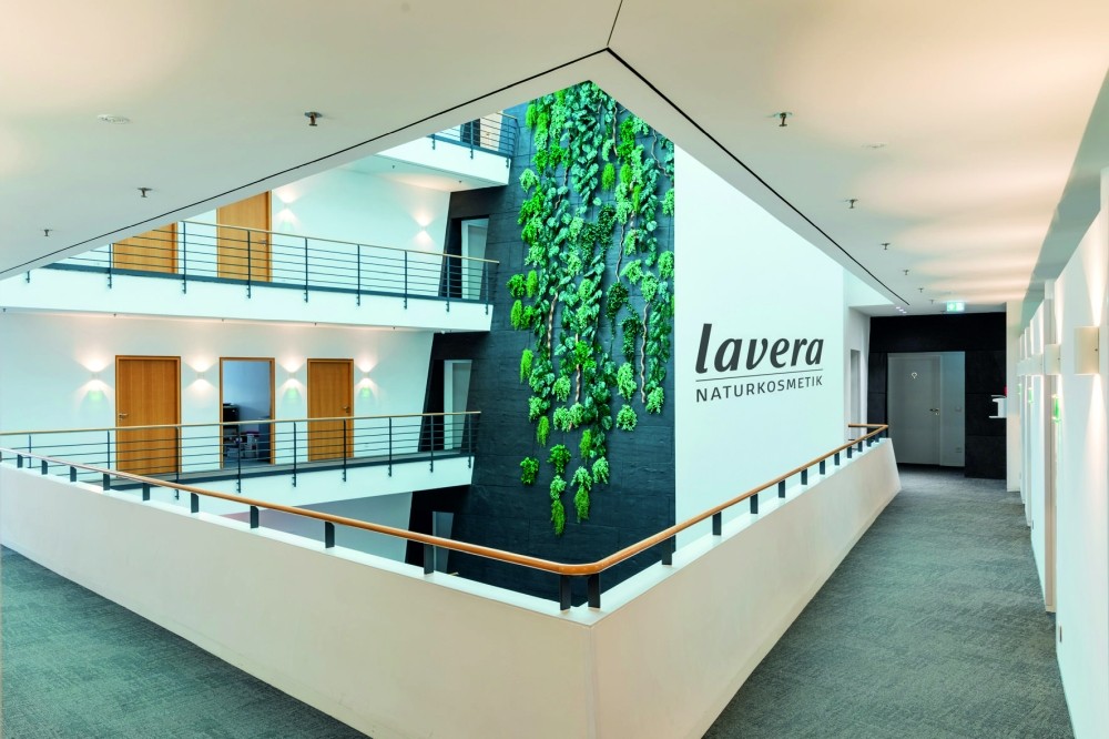 Natürliche Materialien und Erdfarben prägen die Laverana Firmenzentrale in Hannover. Abbildung: Laverana