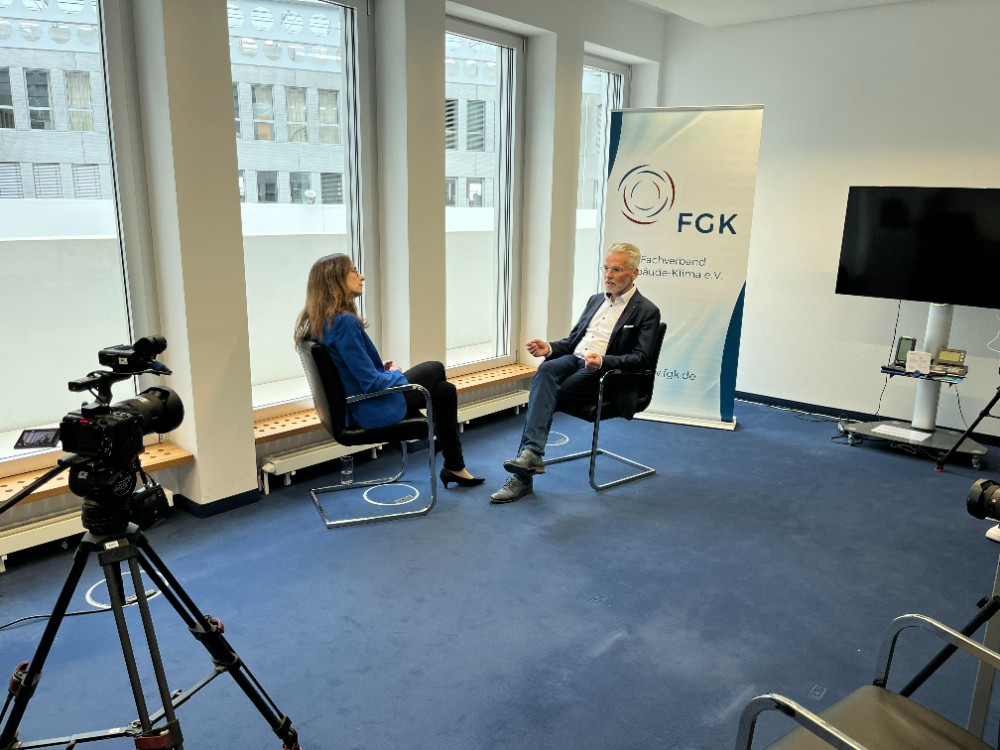 Dr.-Ing. Claudia Kandzia im Gespräch mit Prof. Dr.-Ing. Christoph Kaup über das Thema Raumluftfeuchte. Abbildung: FGK e. V.