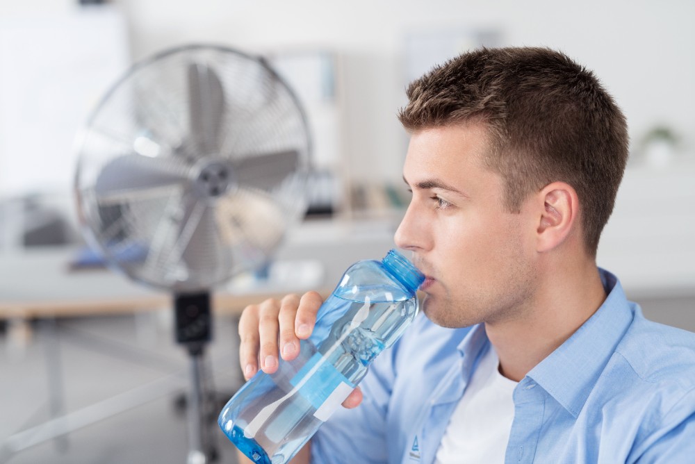 Arbeitgeber sind für gesundheitlich unschädliche Raumtemperatur verantwortlich. Abbildung: TÜV Rheinland, stockfour/Shutterstock