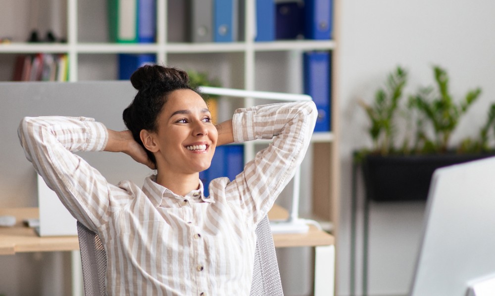 Für konzentriertes und entspanntes Arbeiten im Büro: Die Lüftungslösungen mit DX-Register von VALLOX temperieren Frischluft effizient. Abbildung: Prostock-Studio, Stockadobe.com (814113866)