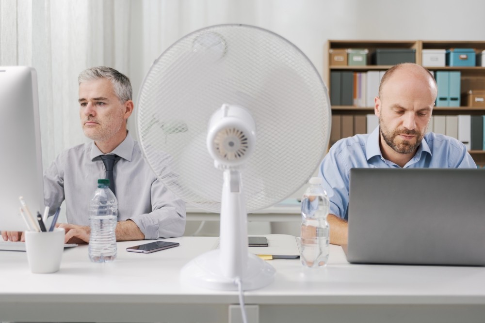 Um für ein angenehmeres Raumklima zu schaffen, sind Ventilatoren ein beliebtes Hilfsmittel. Abbildung: Stockasso, Depositphotos