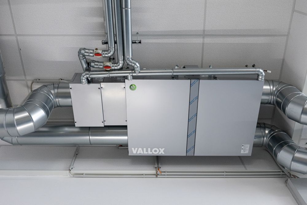 Vario-Lüftungsgeräte temperieren die Zuluft im Winter effizient vor und kühlen sie im Sommer. Abbildung: Vallox GmbH