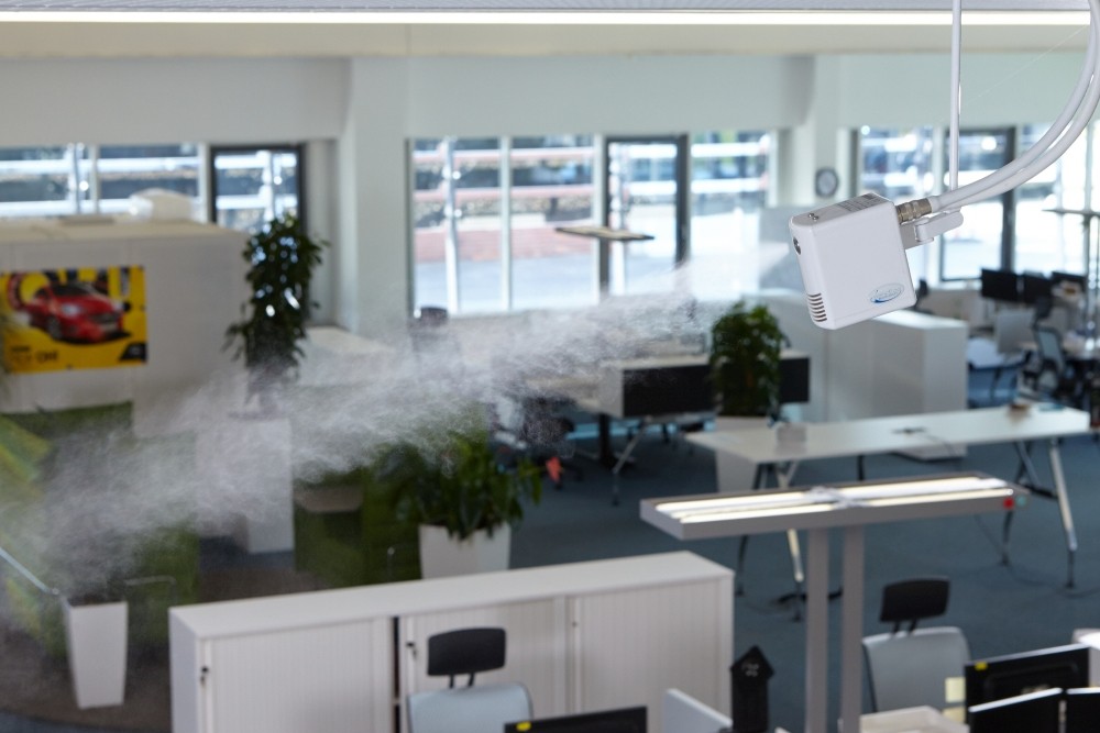 Hochdruckdüsen-Luftbefeuchter von Conair in Aktion. Abbildung: Condair GmbH