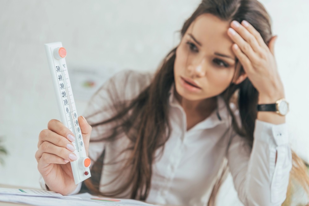 Die Technische Regel für Arbeitsstätten (ASR) A3.5 schreibt vor: Die Raumtemperatur soll 26 Grad Celsius nicht überschreiten. Abbildung: AllaSerebrina, Depositphotos