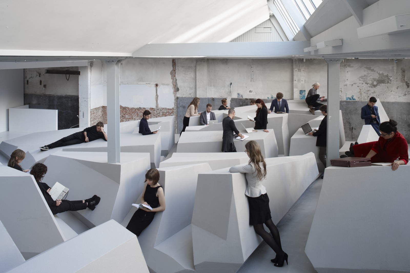 Büro ohne Stühle und Tische: Kunstinstallation zum Ende des Sitzens