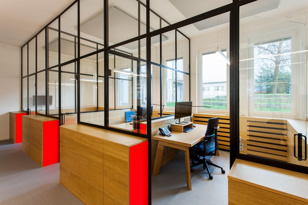 Auch Einzelbüros gehören zum Konzept. Glaswände bewahren den offenen Charakter.