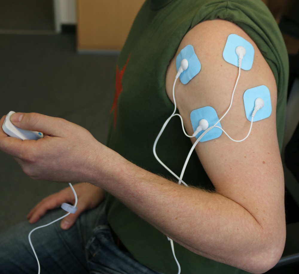 Die Massage-Elektroden lassen sich bequem anbringen.