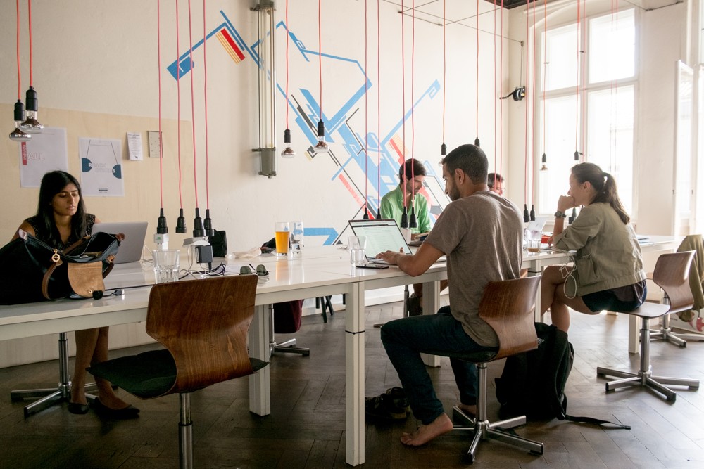 Ein Coworking-Space muss eine inspirierende Atmosphäre schaffen. Auch über die Einrichtung. Foto: Andreas Louca