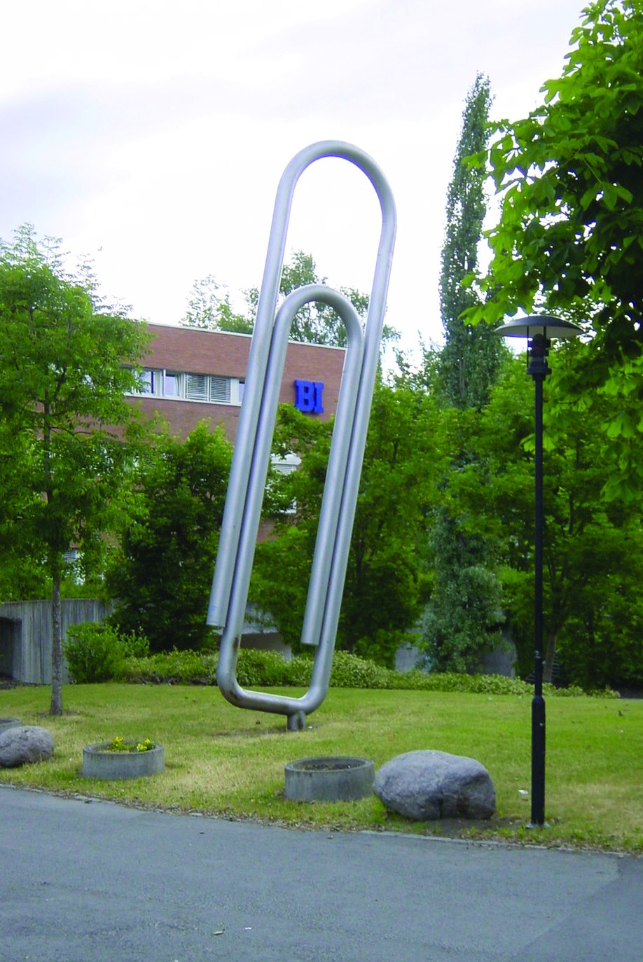 Die Norweger setzten der Büroklammer ein sieben Meter hohes Denkmal in Oslo. Foto: Wikimedia Commons/Lars Roede