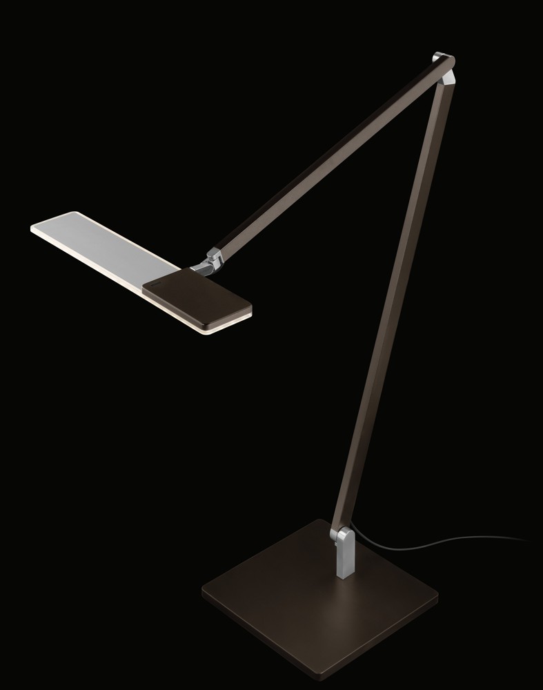 Bei der Roxxane Office von Nimbus handelt es sich um eine äußerst bewegliche LED-Schreibtischleuchte, die sich nicht zuletzt aufgrund ihrer Funktionalität und Flexibilität zur Designikone entwickelt hat. Das zeitlose Design ist geblieben, die Farbe „Dark Bronze“ ist neu. Design: Rupert Kopp, Abbildung: Frank Ockert