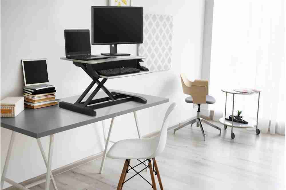 Steh-Sitz-Konverter lassen ergonomische Arbeitsplätze entstehen. Abbildung: Ergotron