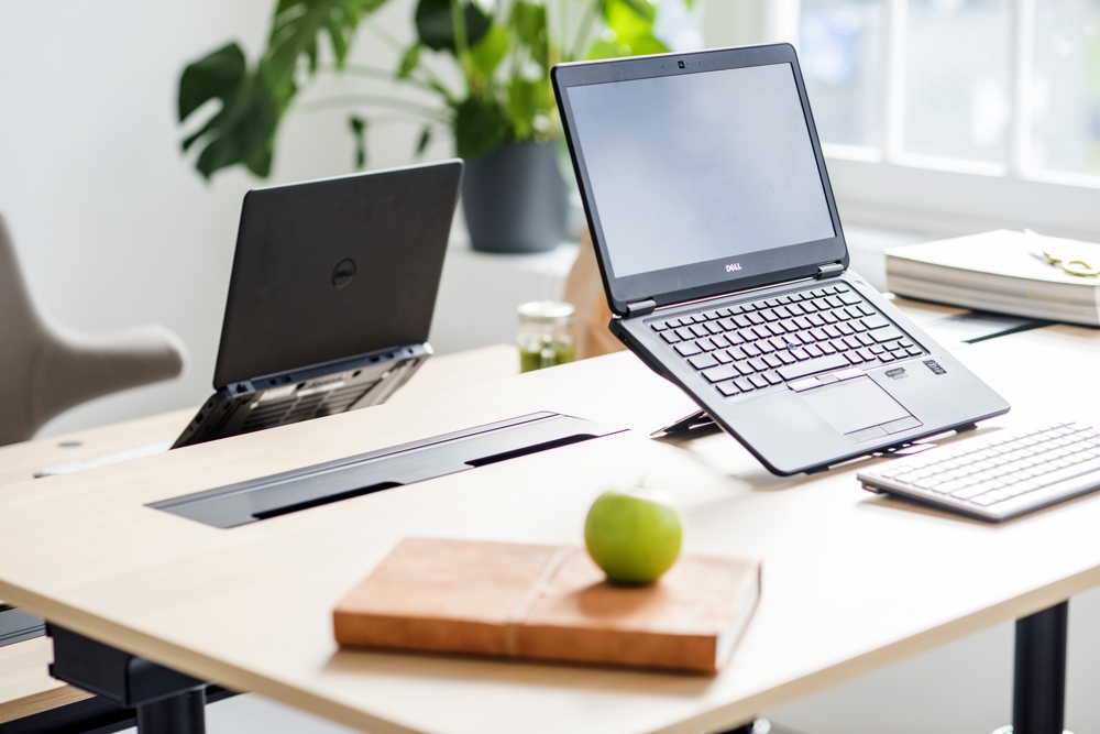 Schreibtisch mit Apfel (web)