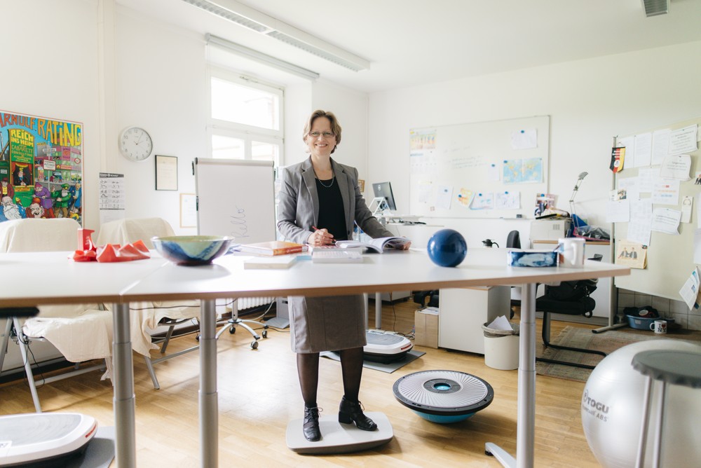 Mit gutem Beispiel vorangehen: Studienleiterin Prof. Dr. Sonia Lippke an ihrem ergonomischen Arbeitsplatz. Abbildung: Jonas Ginter
