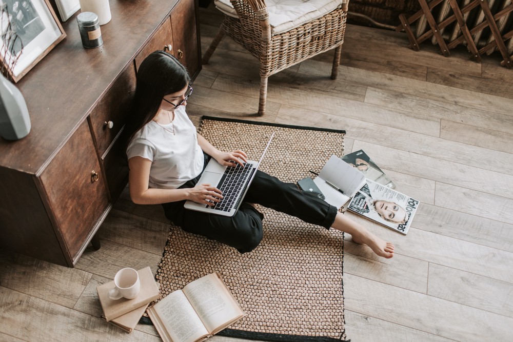 junge Frau mit Laptop