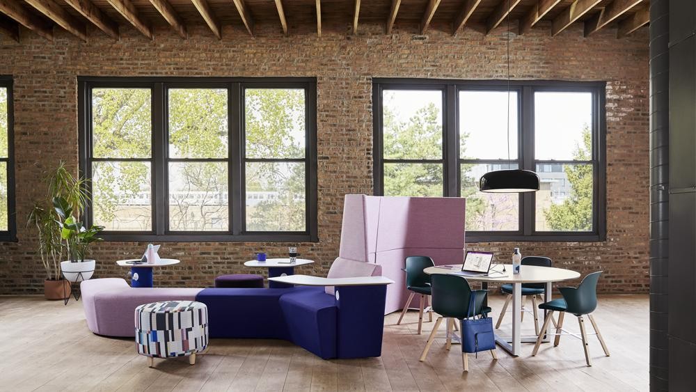Mit einem rötlich-violetten Blauton lassen sich Akzente im Raum setzen. Wie mit dem Lounge-Möbel Away from Desk der Steelcase-Marke Orangebox. Abbildung: Orangebox