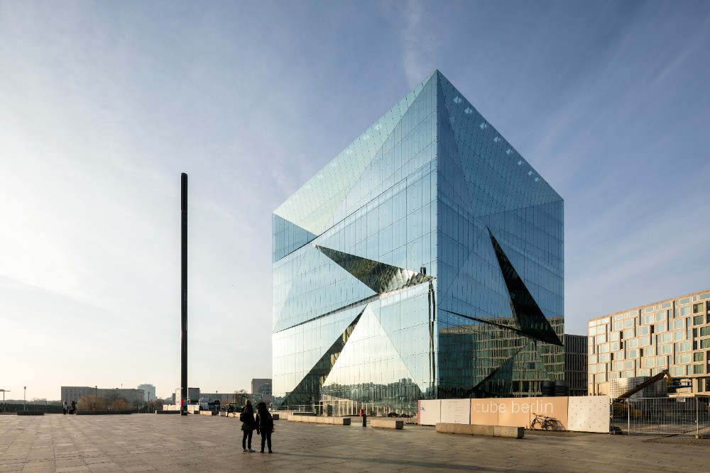 Auf 17.500 m2 zeigt der Cube Berlin, was ein Smart Office leisten kann. Abbildungen: CA Immo