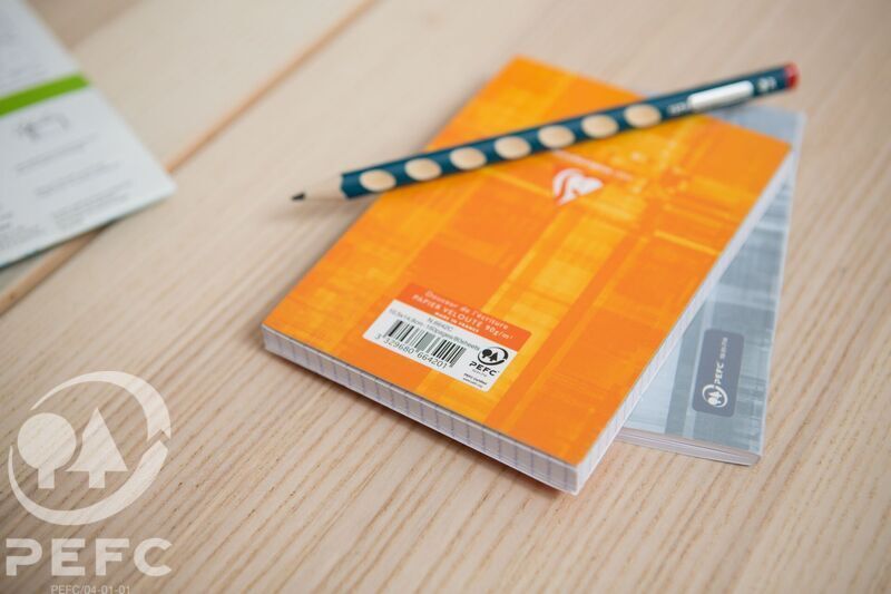 Diverse Papierprodukte tragen das PEFC-Siegel und können den Büroalltag nachhaltiger gestalten. Abbildung: PEFC