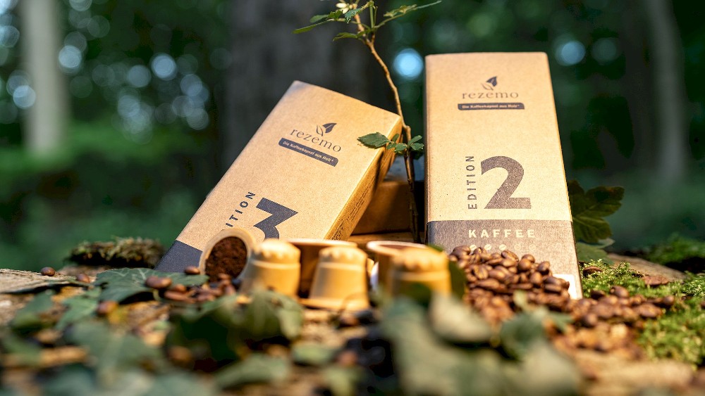 Das Holz für die Rezemo-Kaffeekapseln stammt aus nachhaltiger, PEFC-zertifizierter Forstwirtschaft. Rezemo ist in fünf Editionen erhältlich. Abbildung: Kollaxo