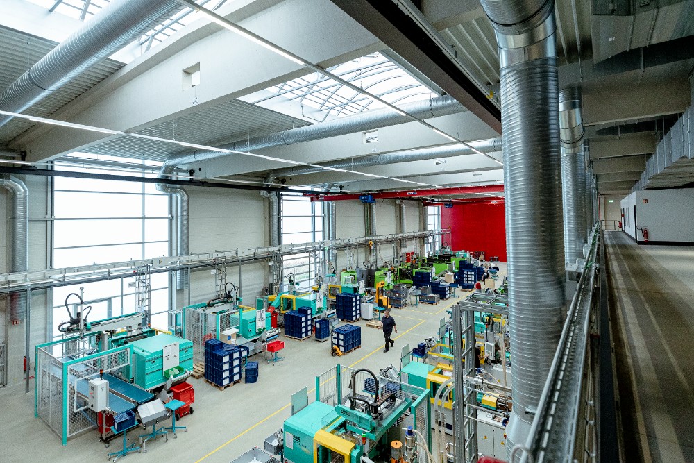 In der Produktionshalle ist die hauseigene Anlage für den Kunststoffspritzguss untergebracht. Abbildung: Schulte Elektrotechnik