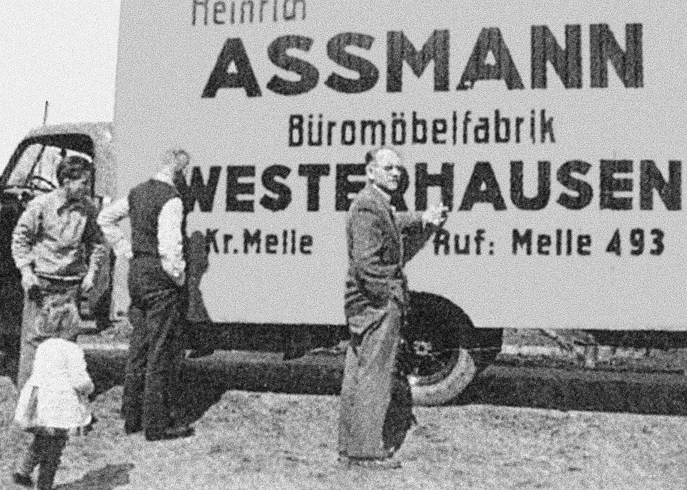Auslieferungen mit dem Firmen-Lkw der Assmann-Büromöbelfabrik in Westerhausen im Jahr 1960. Abbildung: Assmann