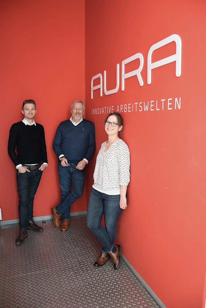 Gunnar Bauer (Geschäftsführer, Mitte), Matthäus Schwarzenberger (Vertriebsleitung, links) und Sarah Ziegler (Planungsleitung, rechts) schauen in eine spannende Zukunft. Abbildung: Aura