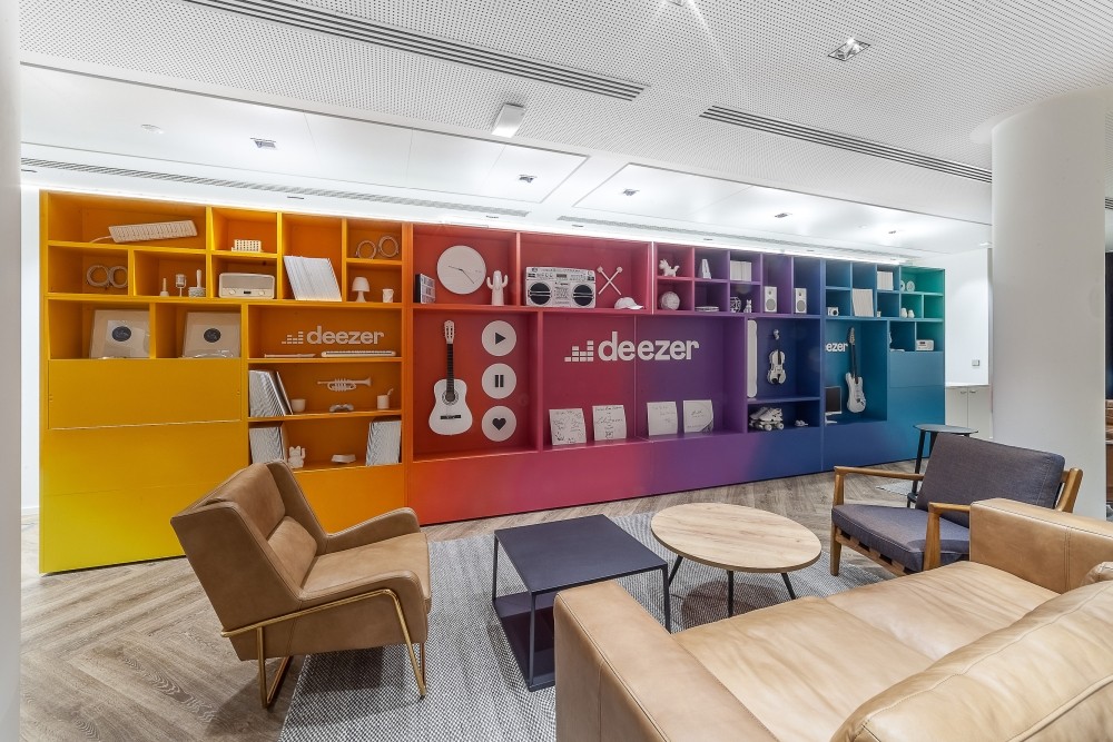 Einer der Loungebereiche in den typischen Unternehmensfarben. Abbildung: Deezer