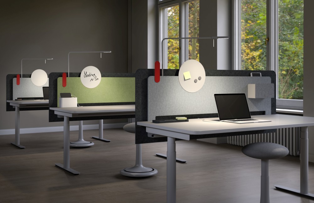 Mit dem Tischprogramm Flow und dem Akustikpanel Frame macht Desk-Sharing Freude. Abbildung: Fleischer Büromöbel