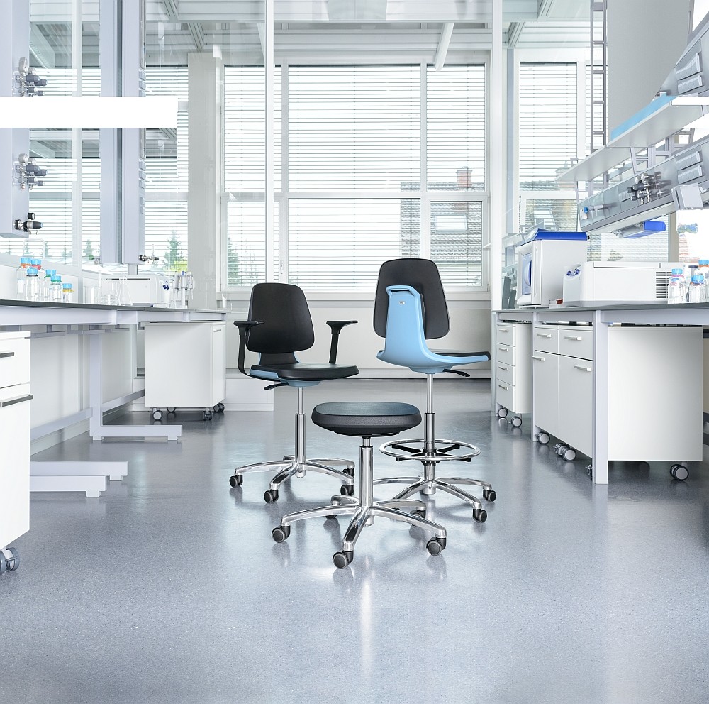 Ob Pharma, Biotech, Chemie, Healthcare oder Medizintechnik: Mit seinem Hygienic-Design ist Labsit von der Marke Bimos der Arbeitsstuhl fürs Labor. Abbildung: Interstuhl