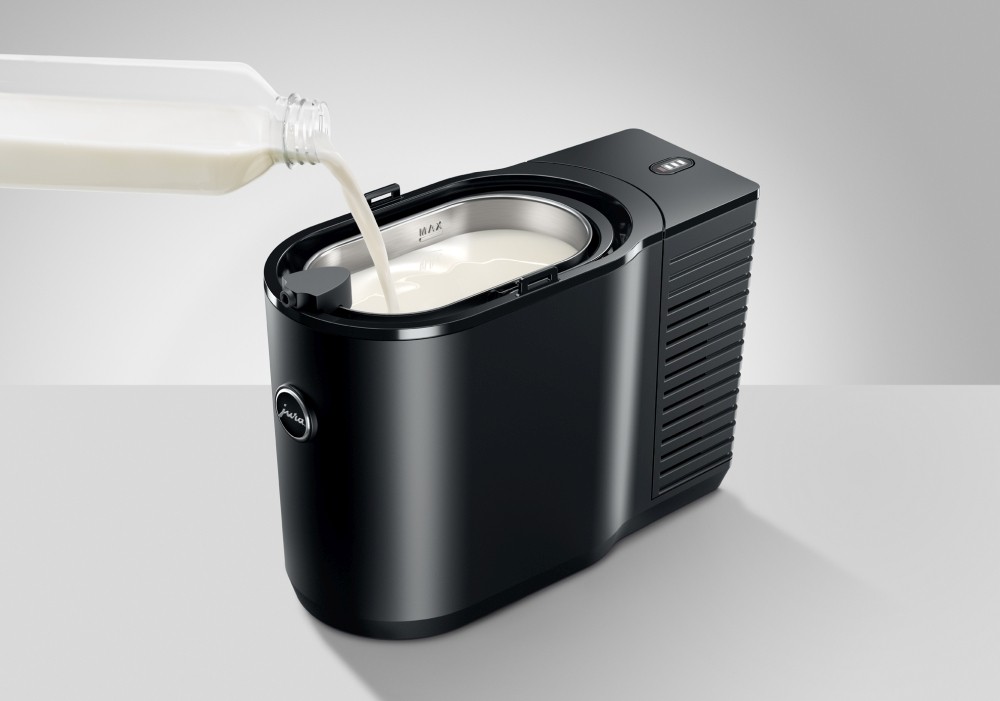 Leicht zu befüllen, edles Design und großes Volumen – mehr kann ein Milchkühler nicht leisten. Abbildung: Jura Gastro