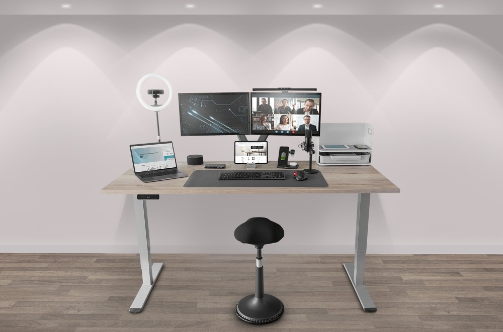 Die Tische, Tischgestelle und Monitorhalterungen der Marke Digitus. Abbildung: Assmann Electronic