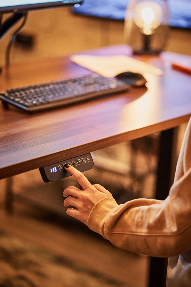 Elektrisch höhenverstellbare Schreibtische erhöhen den Arbeitskomfort im Büro oder Homeoffice. Abbildung: Liftor