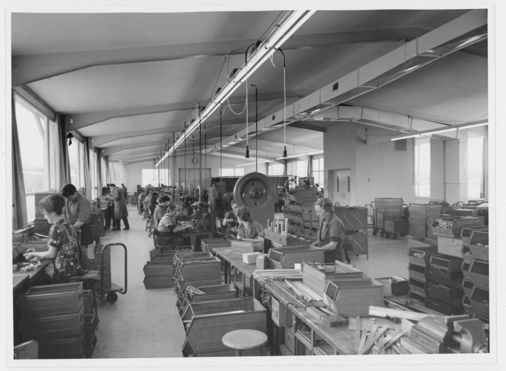 Blick zurück: die Produktion Mitte der 1960er-Jahre. Vieles erfolgte hier noch in Handarbeit. Abbildung: Kesseböhmer Ergonomietechnik