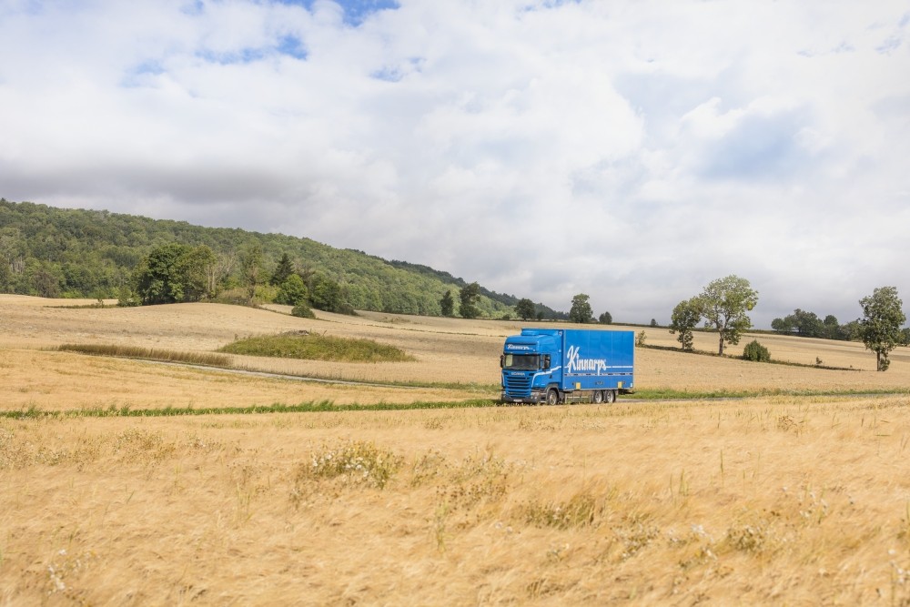 Speziell für Kinnarps entwickelte „Blue Trucks“ bringen die Ware zum Kunden. Der Biodieselanteil wurde erhöht und die Ladekapazität maximiert. Abbildung: Kinnarps