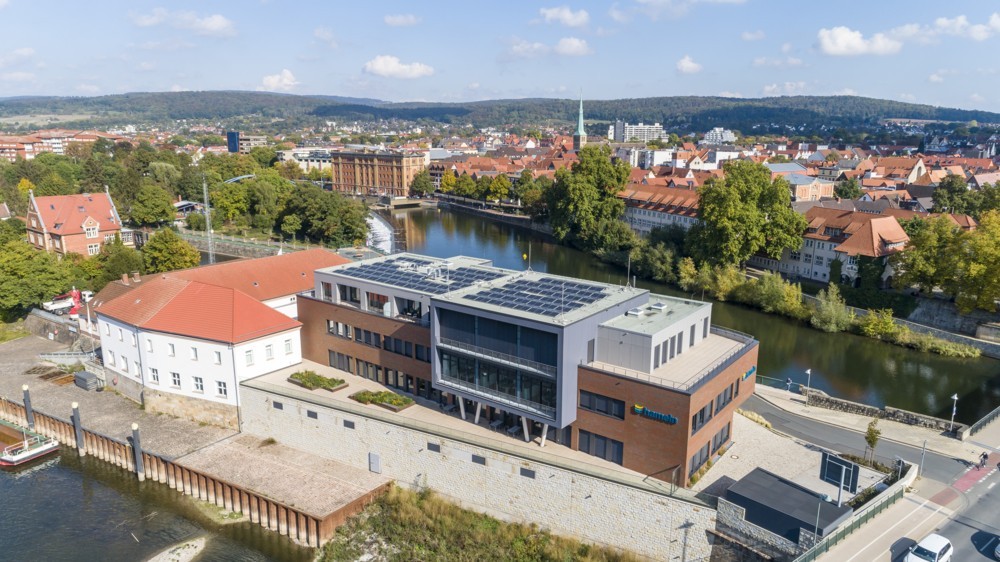 Der Neubau für die ausgestatteten Offices befindet sich auf einer Insel in der Weser. Abbildung: Wini