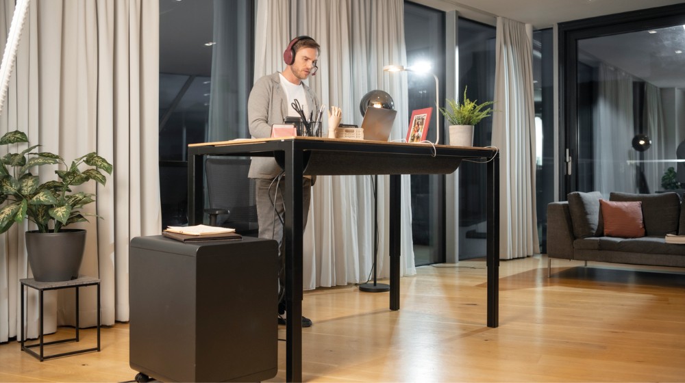 Ein höhenverstellbarer Tisch fördert die Gesundheit und ist zugleich ein Hingucker im Homeoffice. Abbildung: Yaasa
