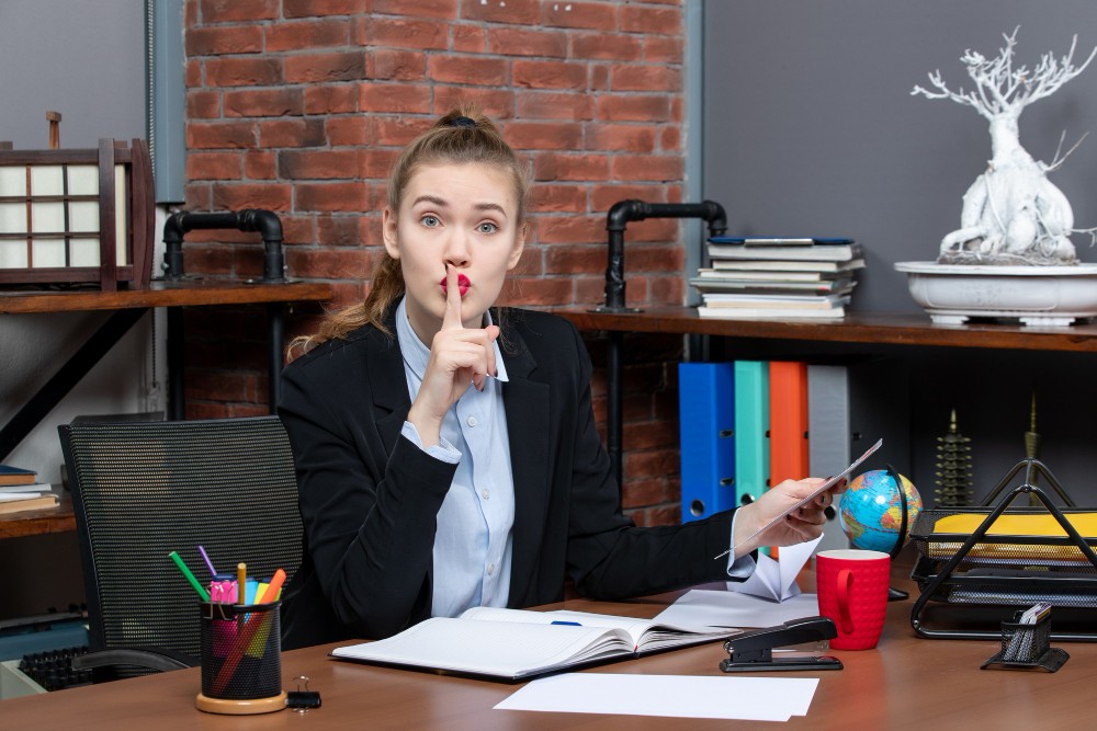 Lärm im Büro ist nicht nur ein lästiges Ärgernis, sondern hat auch ernsthafte Auswirkungen auf die Mitarbeitergesundheit. Abbildung: KamranAydinov, Freepik