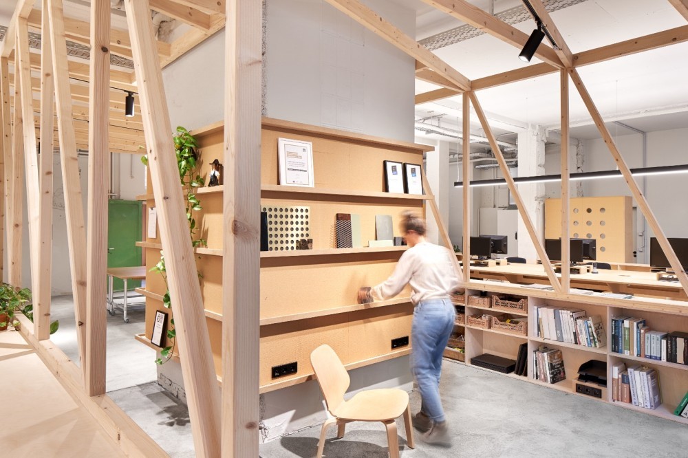 Das andOFFICE-Büro wirkt wie ein Showroom verschiedener Holzwerkstoffe. Abbildung: Philip Kottlorz