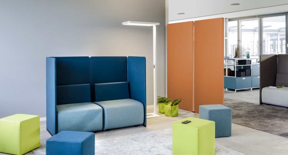 Vario Stay ist ein Sitz- und Zonierungssystem für offene Büroräume. Abbildung: Vario