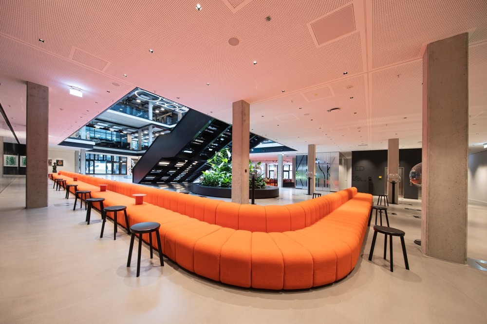 Das 30 m lange Sofa im Atrium lädt bis zu 100 Personen zum Loungen ein. Abbildung: House of Communication