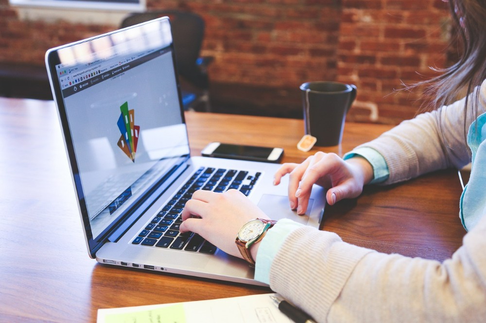 Online-Tools können helfen, eine gesunde Balance zwischen Arbeit und Studium zu erreichen. Abbildung: StartupStockPhotos, Pixabay