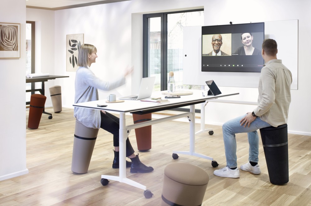 Die Monitorhalterung des Timetable Lift ermöglicht Videokonferenzen in Sitz-, Lounge- oder Stehhöhe. Abbildung: Wilkhahn
