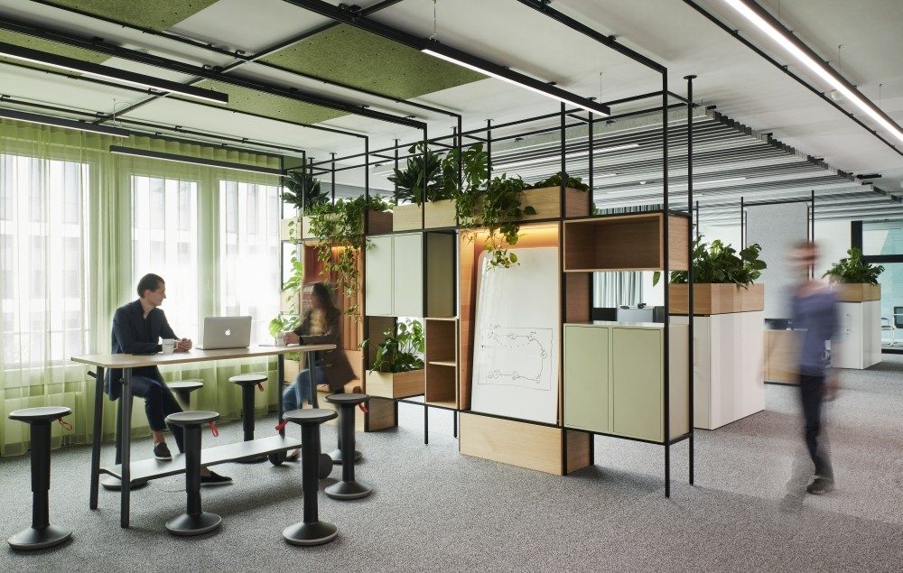 Das von blocher partners entworfene Regalsystem bietet Stauraum und Sitzgelegenheiten. Abbildungen: Joachim Grothus