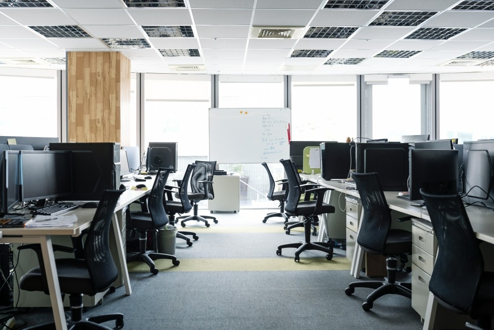 Mit moderner LED-Deckenbeleuchtung lassen sich in einem Großraumbüro die Energiekosten und CO2- Emission senken. Abbildung Ledvance