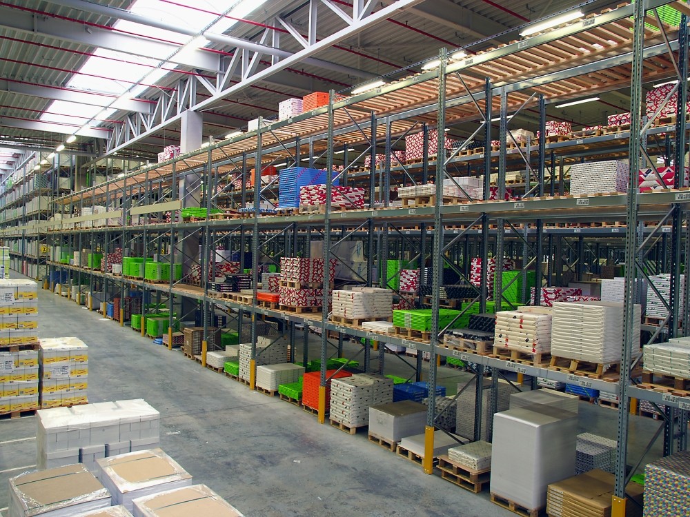 Ein Blick in das Antalis-Lager in Frechen. Die über 10.000 Produkte werden auf über 26.000 m2 Lagerfläche für tägliche Lieferungen vorgehalten. Abbildung: Antalis