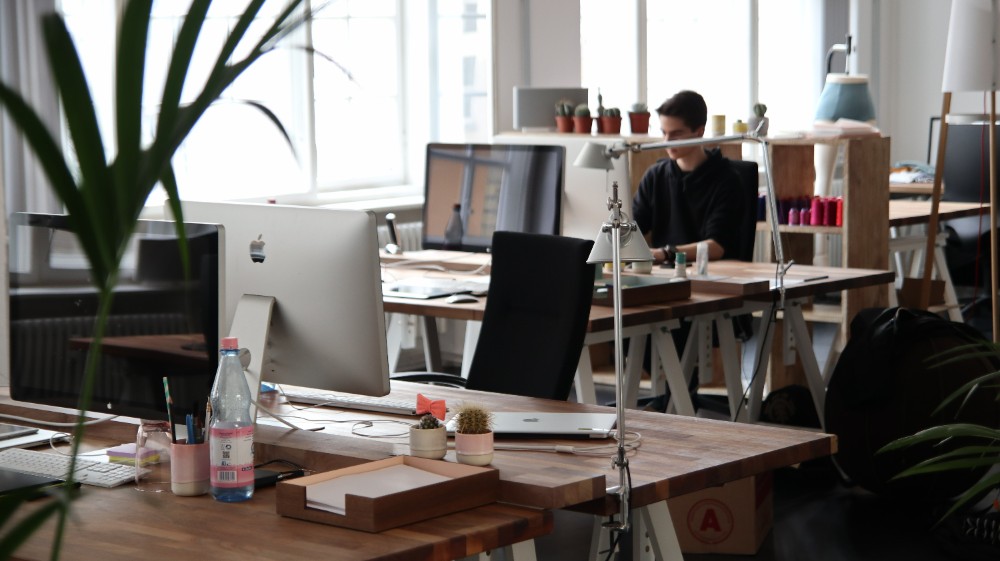 Zeitgemäße Büroflächen bieten Lösungen für vielschichtige Bedürfnisse von klassischer Büroarbeit bis Coworking. Abbildung: Marc Müller, Pexels