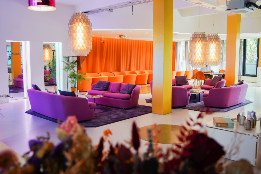 Die Cappellini Lounge, farbenfroh und gern besucht. Abbildung: Hamburger Ding