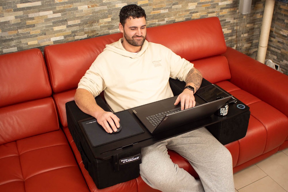 Warum nicht mal die Couch als bequemen Arbeitsplatz wählen? Der Couchmaster Cyboss von Nerdytec macht es möglich. Wir verlosen drei Modelle. Abbildung: Nerdytec